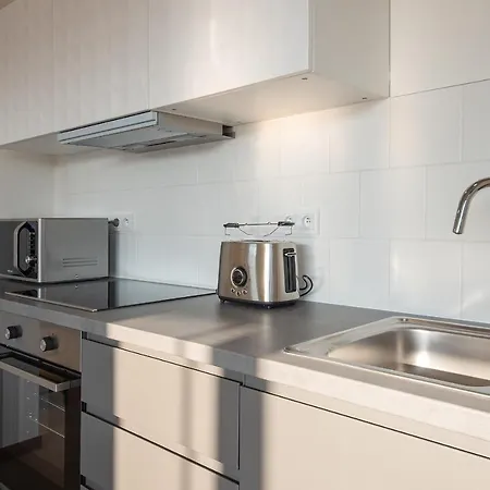 7 Ruzyne Apartment *